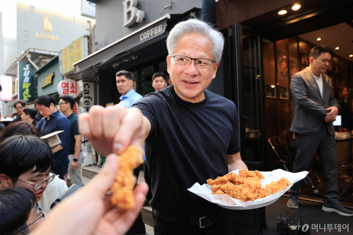 (서울=뉴스1) 이호윤 기자 = 젠슨 황 엔비디아 최고경영자(CEO)가 7일 오후 서울 강남구 깐부치킨 삼성점에서 최태원 SK그룹 회장과 '치맥 회동' 중 시민 및 취재진에게 치킨을 나눠주고 있다. 2026.6.7/뉴스1 Copyright © 뉴스1. All rights reserved. 무단 전재 및 재배포, AI학습 이용 금지. /사진=(서울=뉴스1) 이호윤 기자