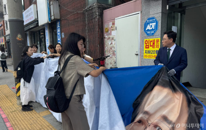 지난 5일 오전 서울 관악구의 한 거리에서 정근식 서울시교육감(오른쪽)이 '지구를지키는배움터' '생태전환학부모·시민행동365' 활동가들과 함께 자신의 선거 현수막을 수거하고 있다. /사진=최문혁 기자 cmh6214@