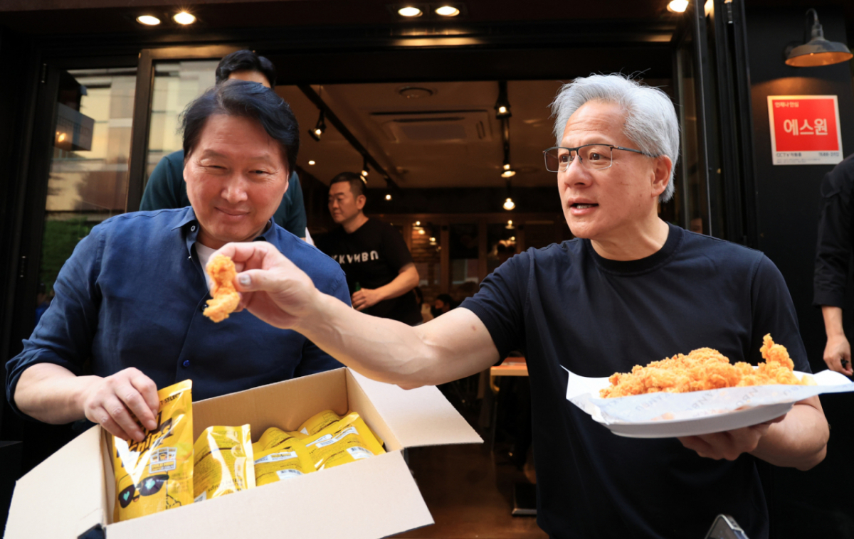 젠슨 황 엔비디아 CEO와 최태원 SK그룹 회장이 7일 오후 서울 강남구의 깐부치킨 삼성점에서 '치맥회동'을 하던 중 시민들에게 치킨을 나눠주고 있다./사진=뉴스1