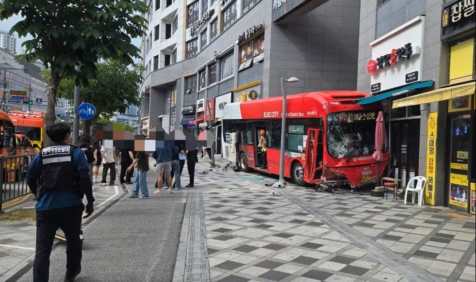 세종시 도담동에서 버스가 상가로 돌진하는 사고가 발생했다. /사진제공=세종소방본부