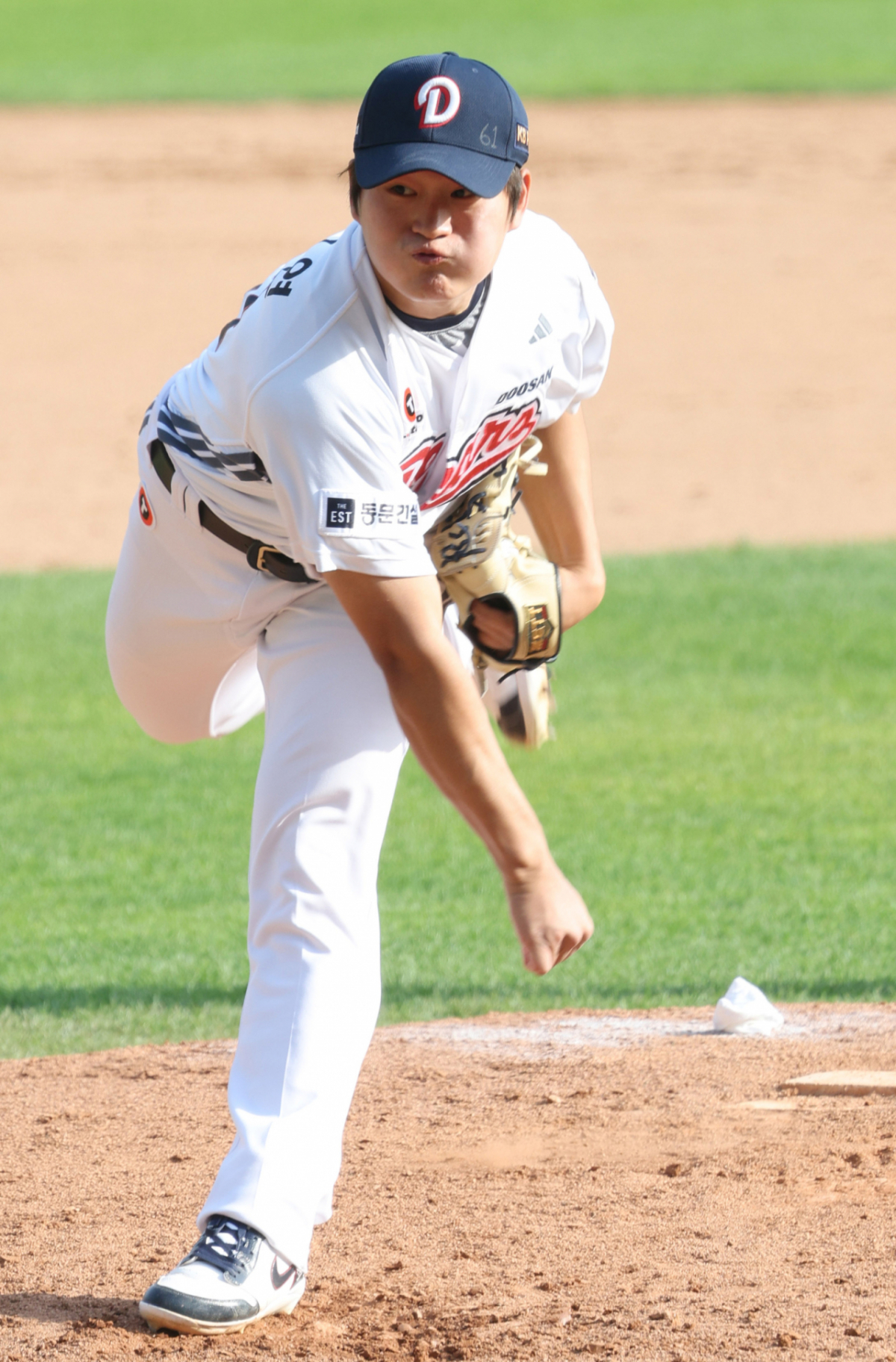 2026 신한 SOL KBO리그 두산 베어스 대 KIA 타이거즈 경기가 19일 서울 잠실야구장에서 열렸다. 두산 김택연이 8회 구원 등판, 역투하고 있다. /사진=김진경 kim.jinkyung@