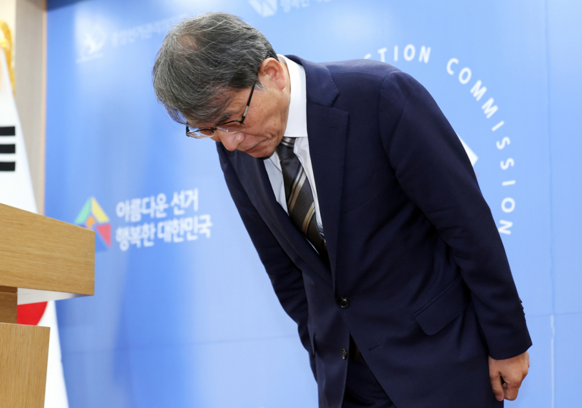 노태악 중앙선거관리위원장이 5일 경기 과천 중앙선거관리위원회 과천청사에서 대국민 사과문 발표에 앞서 인사하고 있다. 2026.06.05. myjs@newsis.com /사진=뉴시스