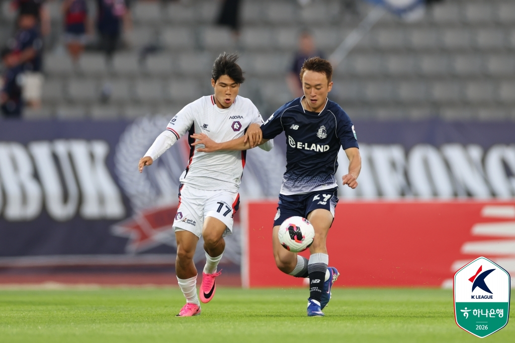 김현우(오른쪽)가 볼 경합을 펼치고 있다. /사진=한국프로축구연맹 제공