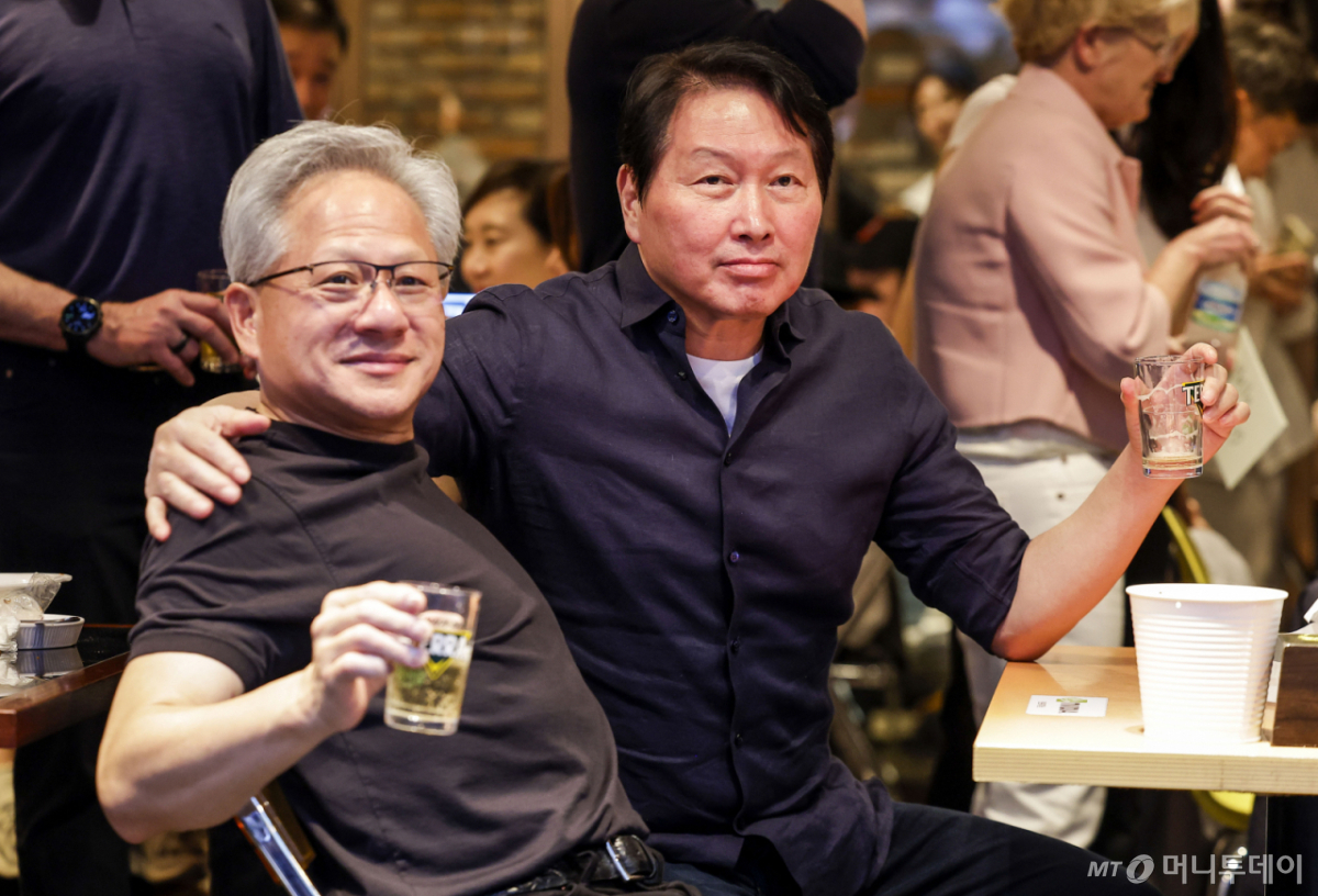 [서울=뉴시스] 정병혁 기자 = 젠슨 황 엔비디아 최고경영자(CEO)가 7일 서울 강남구 깐부치킨 삼성점에서 최태원 SK 회장과 치맥회동을 하고있다. 2026.06.07. jhope@newsis.com /사진=정병혁