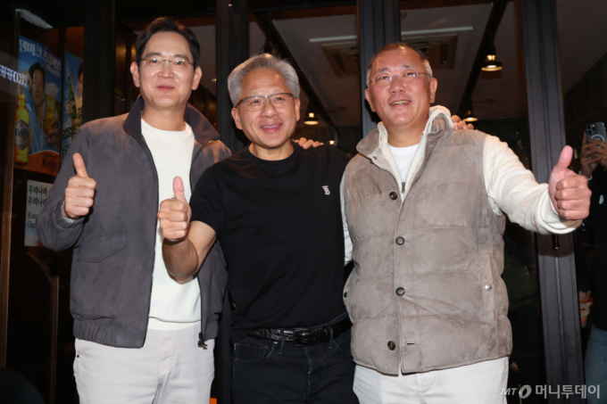 이재용 삼성전자 회장(왼쪽부터)과 젠슨 황 엔비디아 최고경영자(CEO), 정의선 현대차그룹 회장이 30일 저녁 서울 삼성동의 한 치킨집에서 '치맥' 회동을 마친 후 인사를 하고 있다. (공동취재) 2025.10.30/뉴스1 Copyright (C) 뉴스1. All rights reserved. 무단 전재 및 재배포, AI학습 이용 금지. /사진=(서울=뉴스1) 김진환 기자