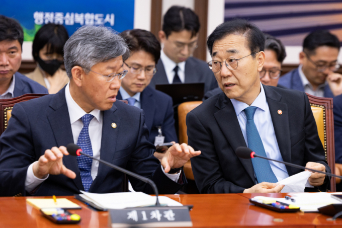 (서울=뉴스1) 유승관 기자 = 김윤덕 국토교통부 장관(오른쪽)과 김이탁 1차관이 20일 서울 여의도 국회에서 열린 제435회 국회(임시회) 국토교통위원회 제2차 전체회의 GTX-A 삼성역 구간 철근 누락에 대한 현안 질의에서 대화하고 있다. 2026.5.20/뉴스1 Copyright (C) 뉴스1. All rights reserved. 무단 전재 및 재배포, AI학습 이용 금지. /사진=(서울=뉴스1) 유승관 기자