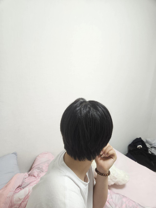 A씨가 공개한 가해 여중생의 뒷모습. 머리를 짧게 잘랐다. /사진=보배드림 캡처