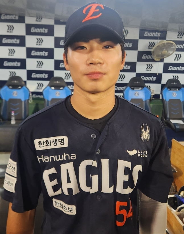 한화 이글스 오재원이 7일 부산 사직야구장에서 열린 롯데 자이언츠와 2026 신한 SOL KBO리그 방문경기에 1번 타자 중견수로 선발 출전해 데뷔 첫 4안타 활약을 펼치고 취재진과 인터뷰를 하고 있다. /사진=안호근 기자