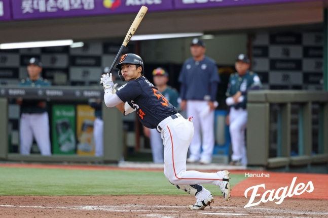 한화 이글스 오재원이 7일 부산 사직야구장에서 열린 롯데 자이언츠와 2026 신한 SOL KBO리그 방문경기에 1번 타자 중견수로 선발 출전해 안타를 날리고 있다. /사진=한화 이글스 제공