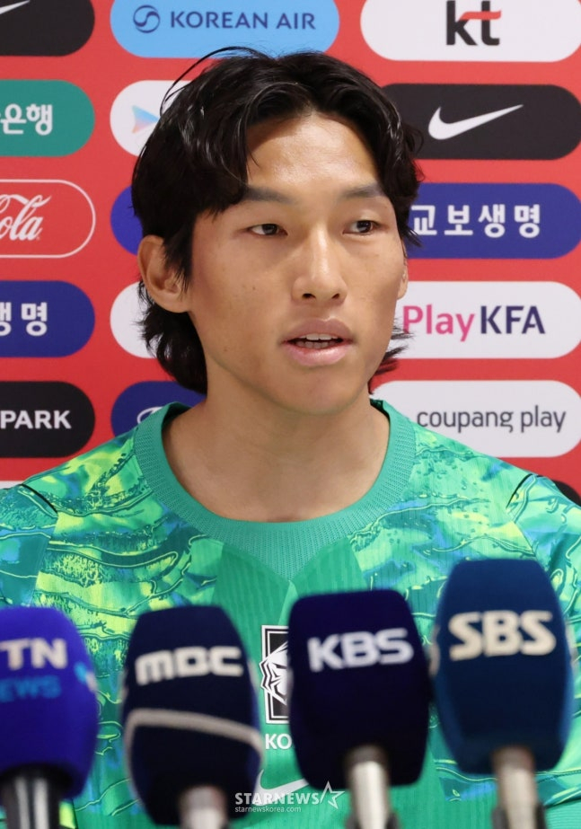 김승규가 7일 오전 공식 훈련 전 인터뷰하고 있다. /사진=김진경 대기자