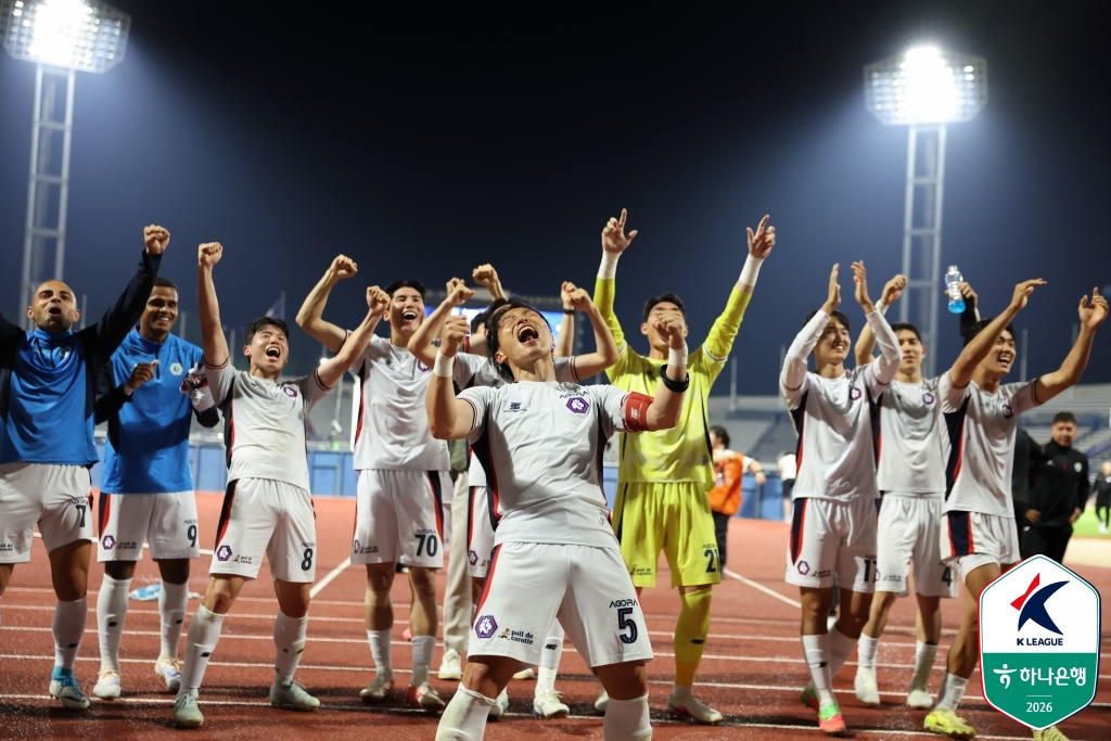 김선민(가운데)과 환호하는 충북청주 선수들. /사진=한국프로축구연맹 제공