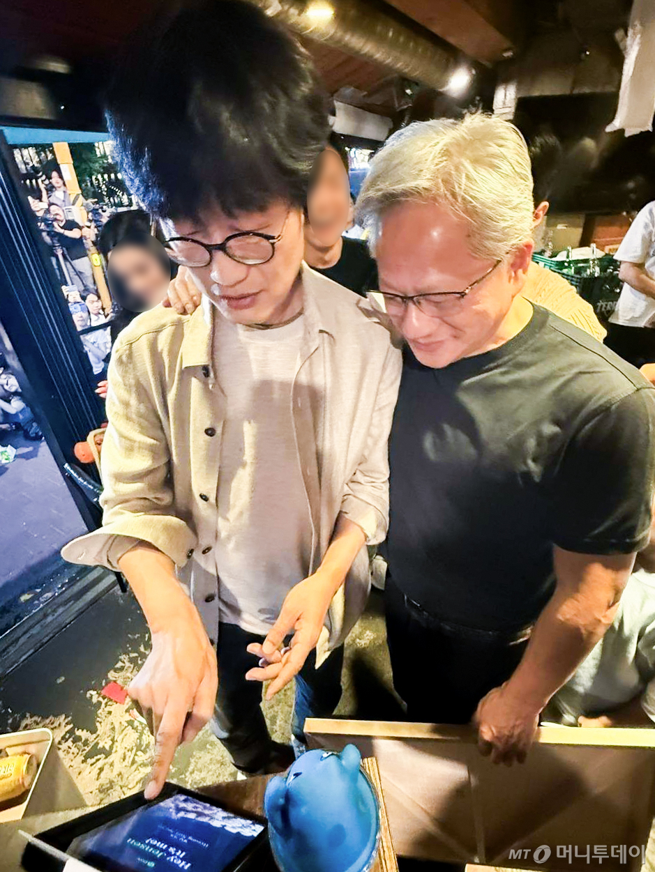 (서울=뉴스1) = 이해진 네이버 이사회 의장이 5일 서울 마포구 홍대 인근의 한 식당에서 가진 젠슨 황 엔비디아 최고경영자(CEO)와의 삼겹살·소맥회동에서 네이버페이 페이스사인으로 결제하고 있다. (네이버 제공. 재판매 및 DB 금지) 2026.6.5/뉴스1 Copyright © 뉴스1. All rights reserved. 무단 전재 및 재배포, AI학습 이용 금지. /사진=(서울=뉴스1)