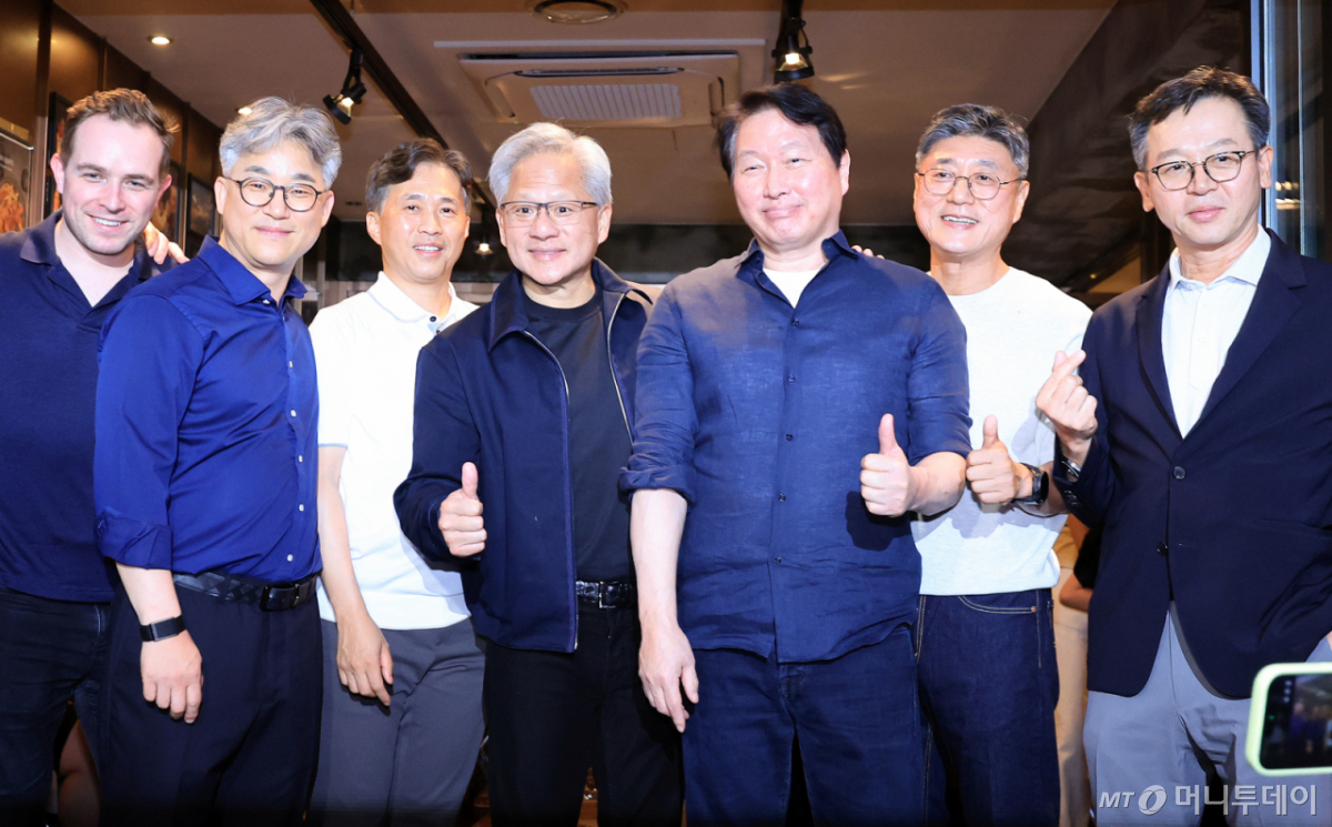 (서울=뉴스1) 이호윤 기자 = 젠슨 황 엔비디아 최고경영자(CEO)와 최태원 SK그룹 회장이 7일 오후 서울 강남구 깐부치킨 삼성점에서 '치맥 회동' 중 엔비디아, SK 임직원들과 기념촬영을 하고 있다. 2026.6.7/뉴스1 Copyright © 뉴스1. All rights reserved. 무단 전재 및 재배포, AI학습 이용 금지. /사진=(서울=뉴스1) 이호윤 기자