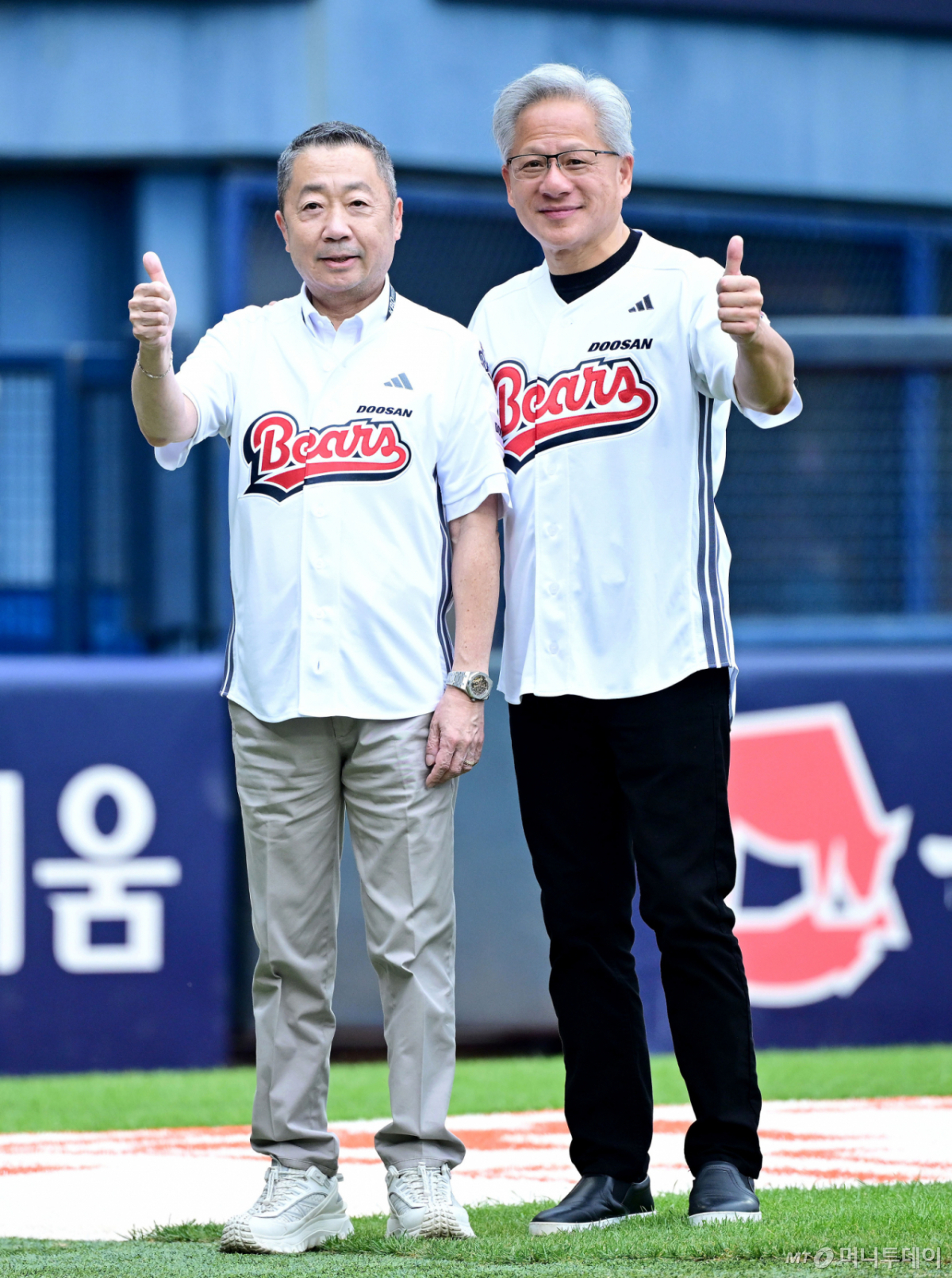 젠슨 황 엔비디아 최고경영자(CEO), 박정원 두산그룹 회장이 지난 7일 서울 송파구 잠실야구장에서 열린 프로야구 '2026 신한은행 SOL KBO리그' 키움 히어로즈와 두산 베어스의 경기에서 시구, 시타에 앞서 엄지를 들어보이고 있다./사진=뉴스1