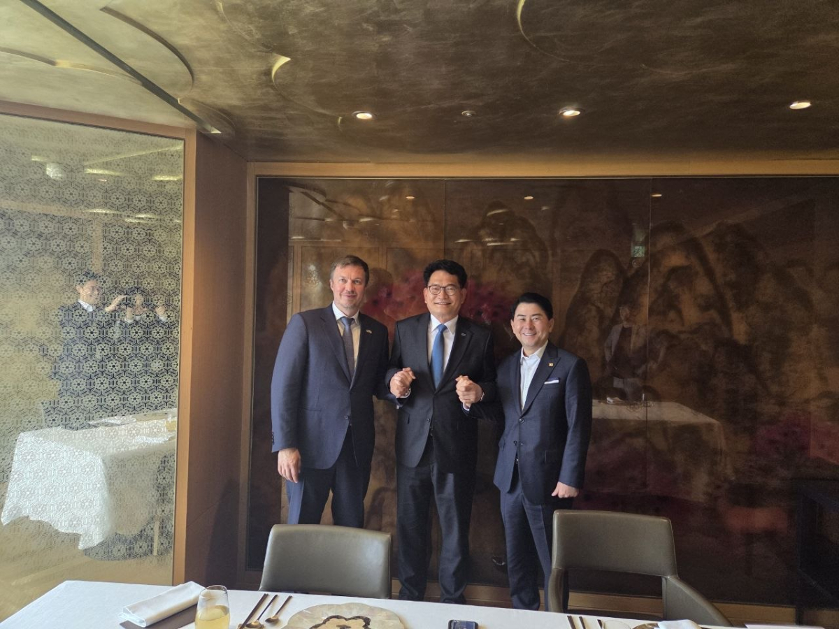 (왼쪽부터) 안드리 니콜라옌코 우크라이나 의원, 송영길 더불어민주당 의원, 박창호 SG 대표이사 /사진 제공 = SG