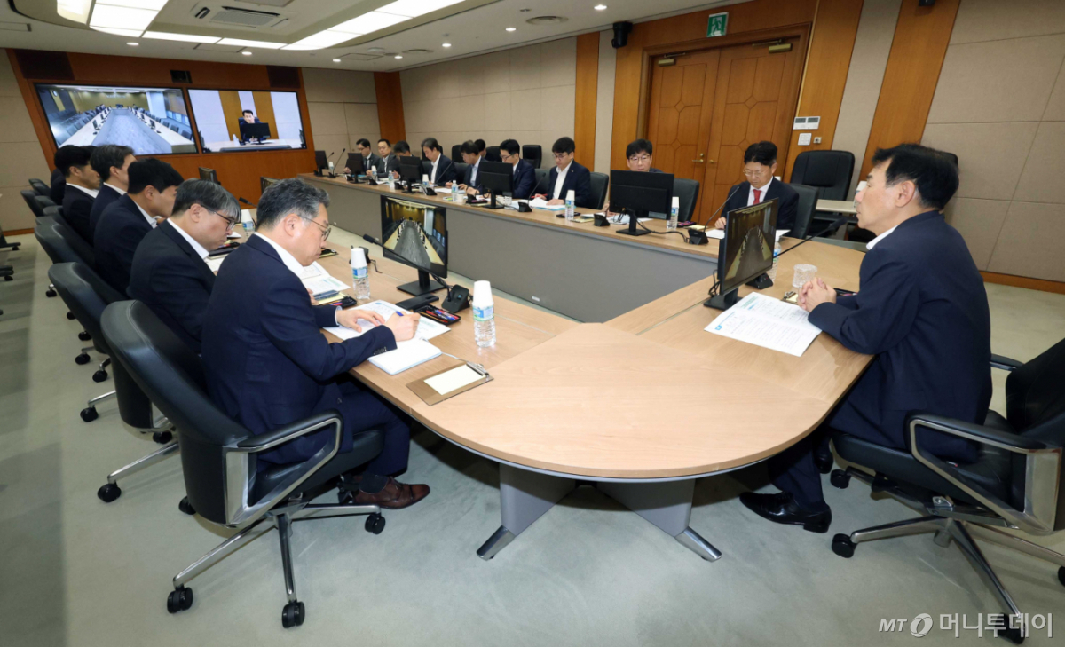 (서울=뉴스1) = 정은보 한국거래소 이사장이 8일 오전 서울 영등포구 서울사옥에서 국내외 증시 변동성 확대 등에 대응한 '긴급 시장점검회의'를 주재하고 있다. (한국거래소 제공. 재판매 및 DB금지) 2026.6.8/뉴스1 Copyright © 뉴스1. All rights reserved. 무단 전재 및 재배포, AI학습 이용 금지. /사진=(서울=뉴스1)