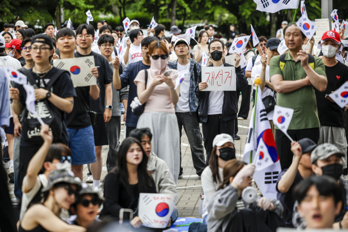 제9회 전국동시지방선거 투표용지 부족 사태에 항의하며 개표소 봉쇄 시위를 이어가는 시민들이 지난 7일 서울 송파구 올림픽공원 핸드볼경기장에 설치된 개표소 앞에서 재선거를 요구하고 있다./사진=뉴시스.