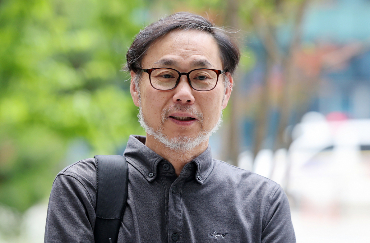 노태악 중앙선거관리위원장을 비롯한 선관위 관계자 6명을 직무유기와 직권남용 혐의로 고발한 김순환 서민민생대책위원회(서민위) 사무총장이 8일 오전 서울 강동경찰서에 출석하며 취재진 질문에 답변하고 있다./사진=뉴스1.