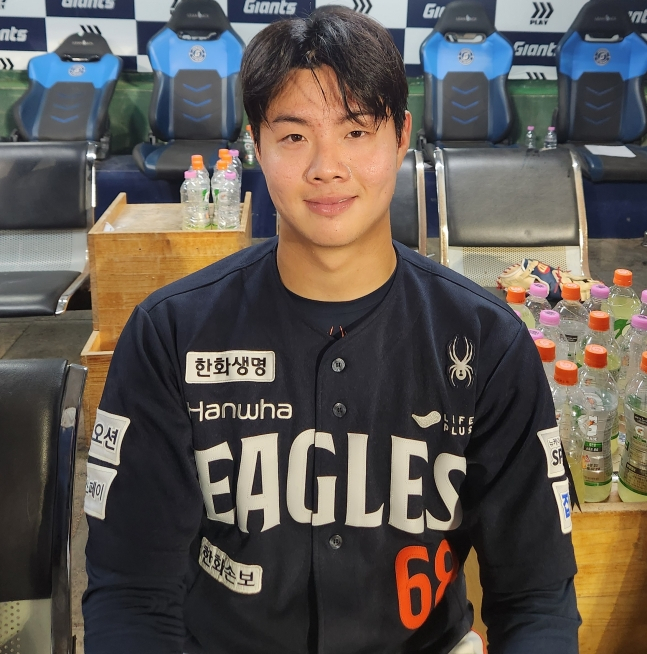 한화 이글스 투수 박준영이 7일 부산 사직야구장에서 열린 롯데 자이언츠와 원정경기에서 연장 승부 끝 승리 투수가 된 뒤 취재진과 인터뷰를 하고 있다. /사진=안호근 기자