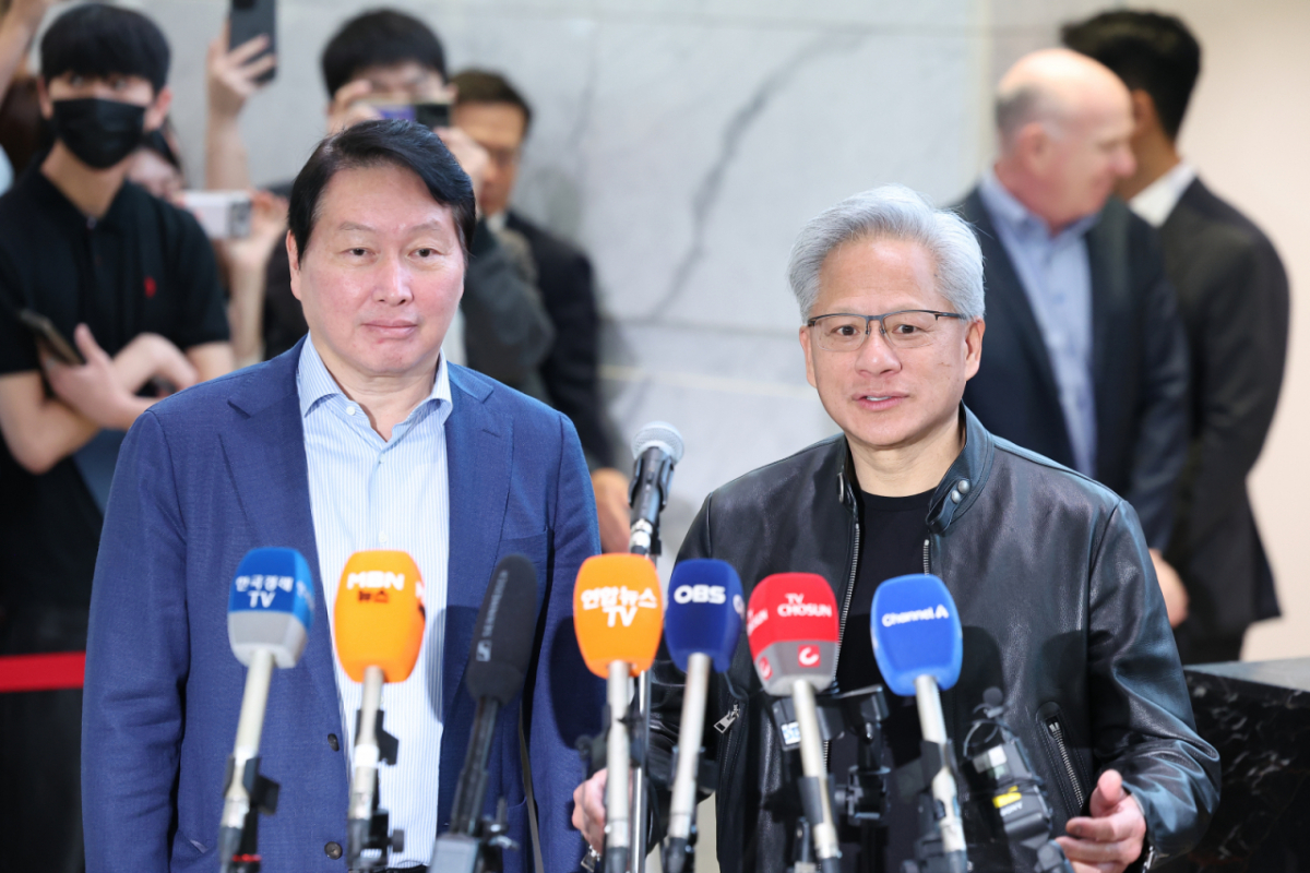 젠슨 황 엔비디아 최고경영자(CEO), 최태원 SK그룹 회장이 8일 오전 서울 종로구 SK 서린빌딩에서 엔비디아-SK 협력 관련 언론브리핑을 하고 있다. 2026.6.8//사진=뉴스1