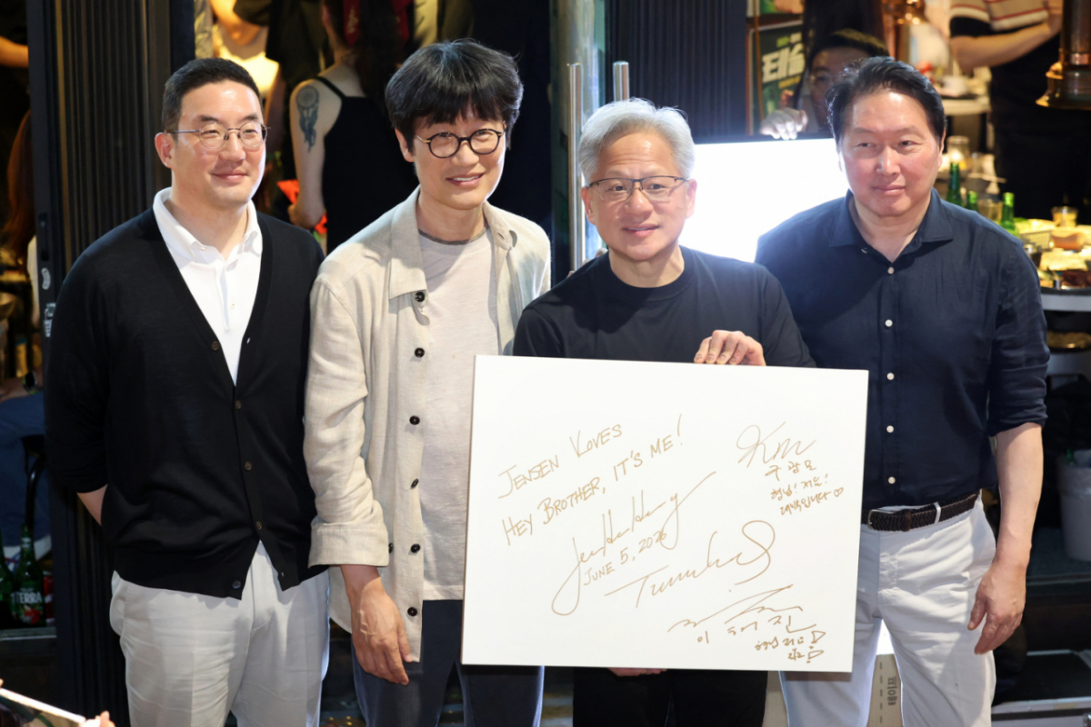젠슨 황 엔비디아 최고경영자(CEO)가 지난 5일 서울 마포구 홍대 인근 한 고깃집에서 최태원 SK그룹 회장과 구광모 LG그룹 회장, 이해진 네이버 의장과 삼겹살 회동을 마친 뒤 기념촬영 중인 모습. /사진=뉴시스