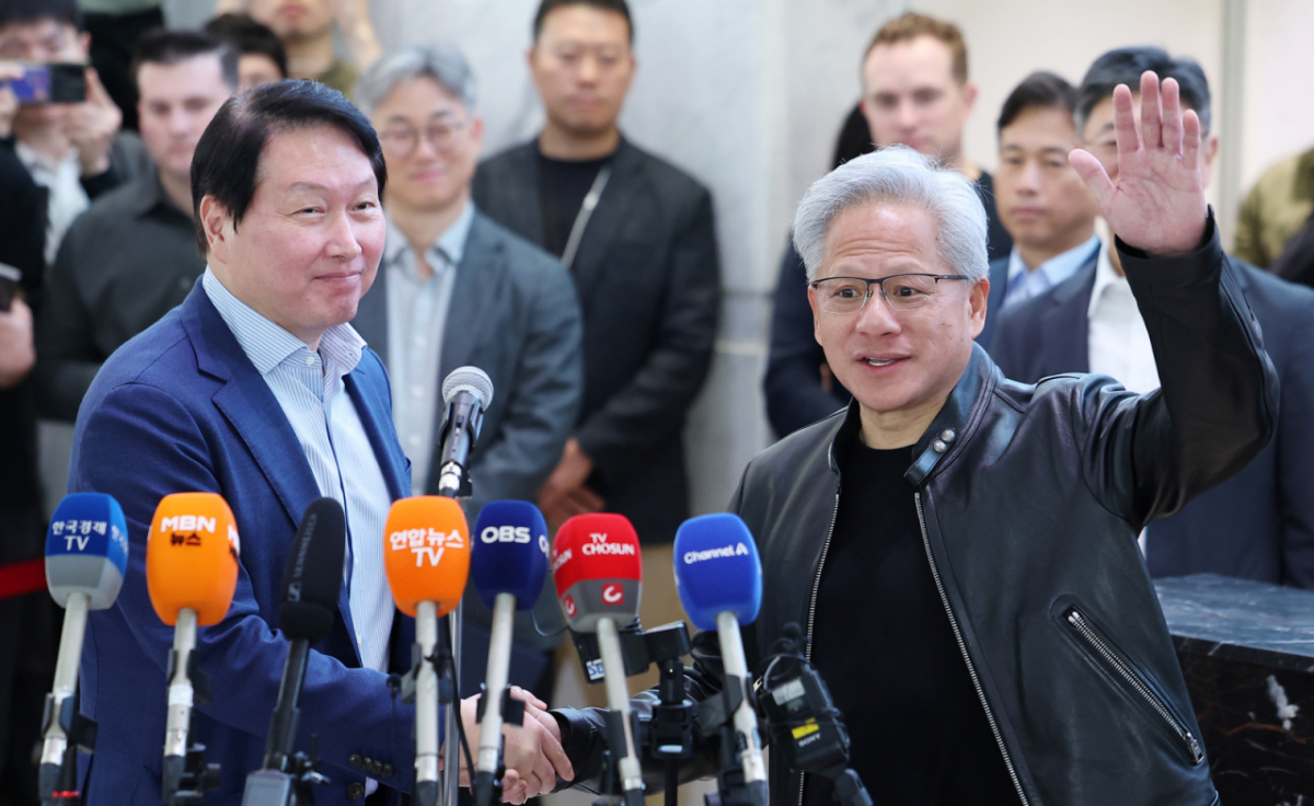 젠슨 황 엔비디아 최고경영자(CEO)와 최태원 SK그룹 회장이 8일 오전 서울 종로구 SK 서린빌딩에서 열린 엔비디아-SK 협력 관련 언론브리핑을 마친 후 악수하고 있다. 2026.6.8//사진=뉴스1
