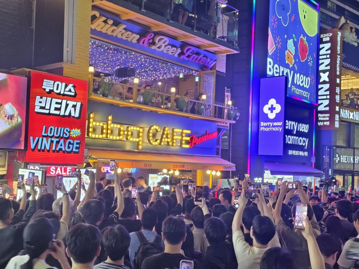 지난 5일 젠슨 황 CEO가 BBQ 홍대입구점에 방문하면서 매장 앞에 시민과 팬들이 몰린 모습./사진제공=BBQ