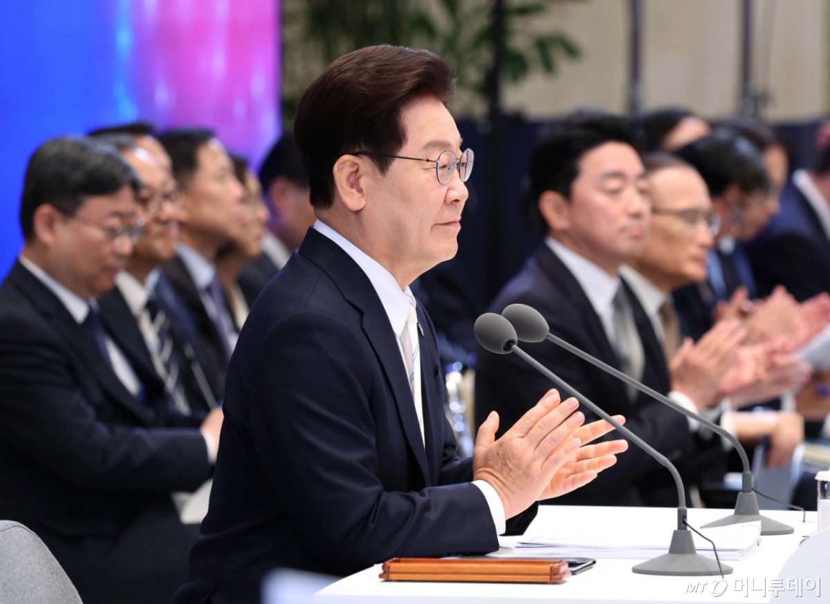 [서울=뉴시스] 고범준 기자 = 이재명 대통령이 8일 청와대 영빈관에서 열린 취임 1주년 기자회견 '대체불가 대한민국'에서 박수를 치고 있다. 2026.06.08. photo@newsis.com /사진=고범준