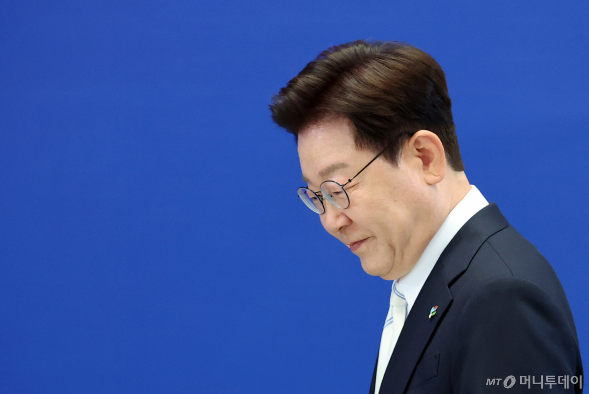 [서울=뉴시스] 고범준 기자 = 이재명 대통령이 8일 청와대 영빈관에서 열린 취임 1주년 기자회견 '대체불가 대한민국'에 입장하고 있다. 2026.06.08. photo@newsis.com /사진=