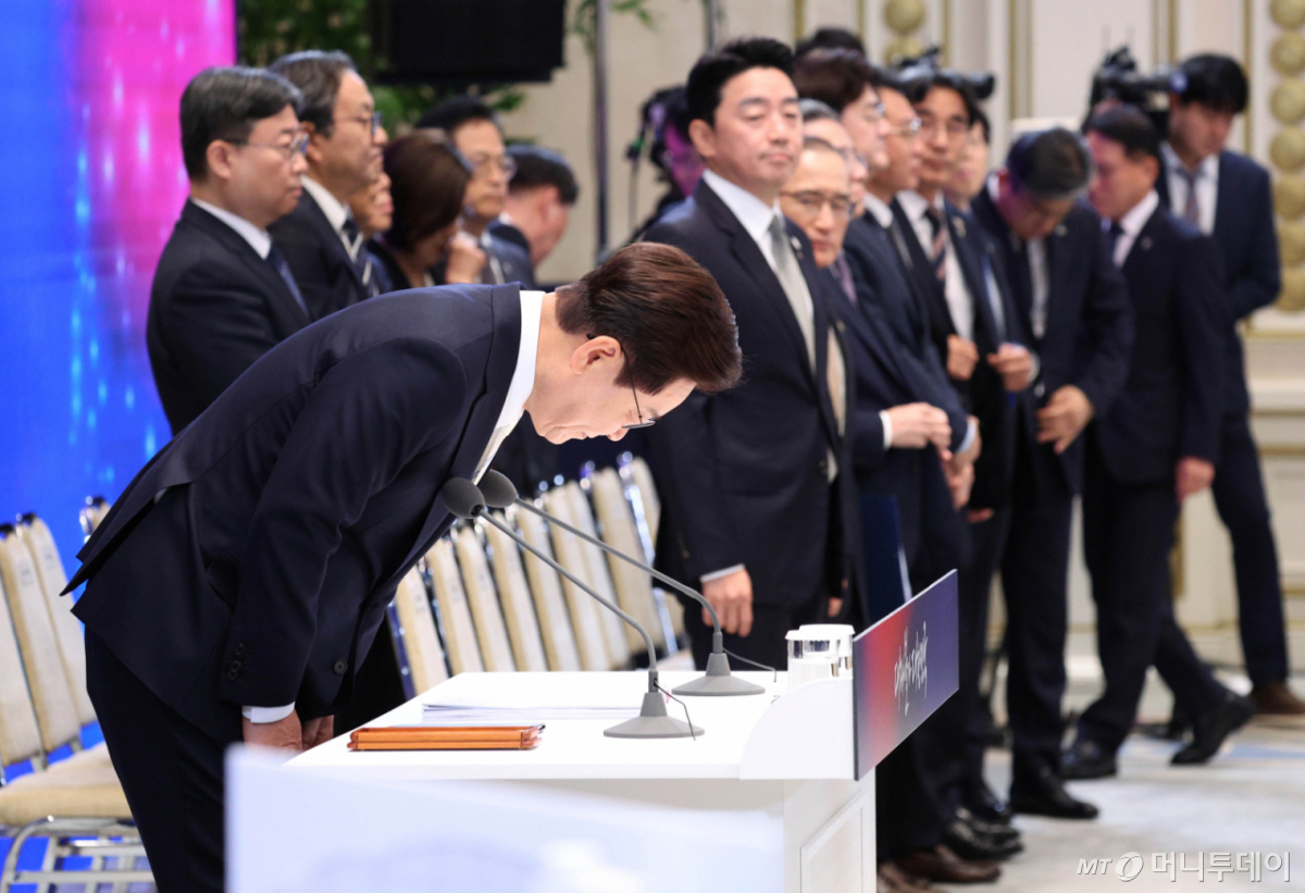 [서울=뉴시스] 고범준 기자 = 이재명 대통령이 8일 청와대 영빈관에서 열린 취임 1주년 기자회견 '대체불가 대한민국'에서 인사를 하고 있다. 2026.06.08. photo@newsis.com /사진=고범준