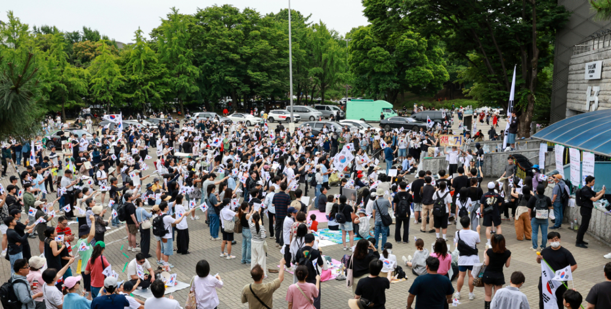 제9회 전국동시지방선거 투표용지 부족 사태에 반발한 시민들이 지난 7일 서울 송파구 올림픽공원 핸드볼경기장 개표소 앞에 모여 재선거를 요구하는 구호를 외치고 있다./사진=뉴스1