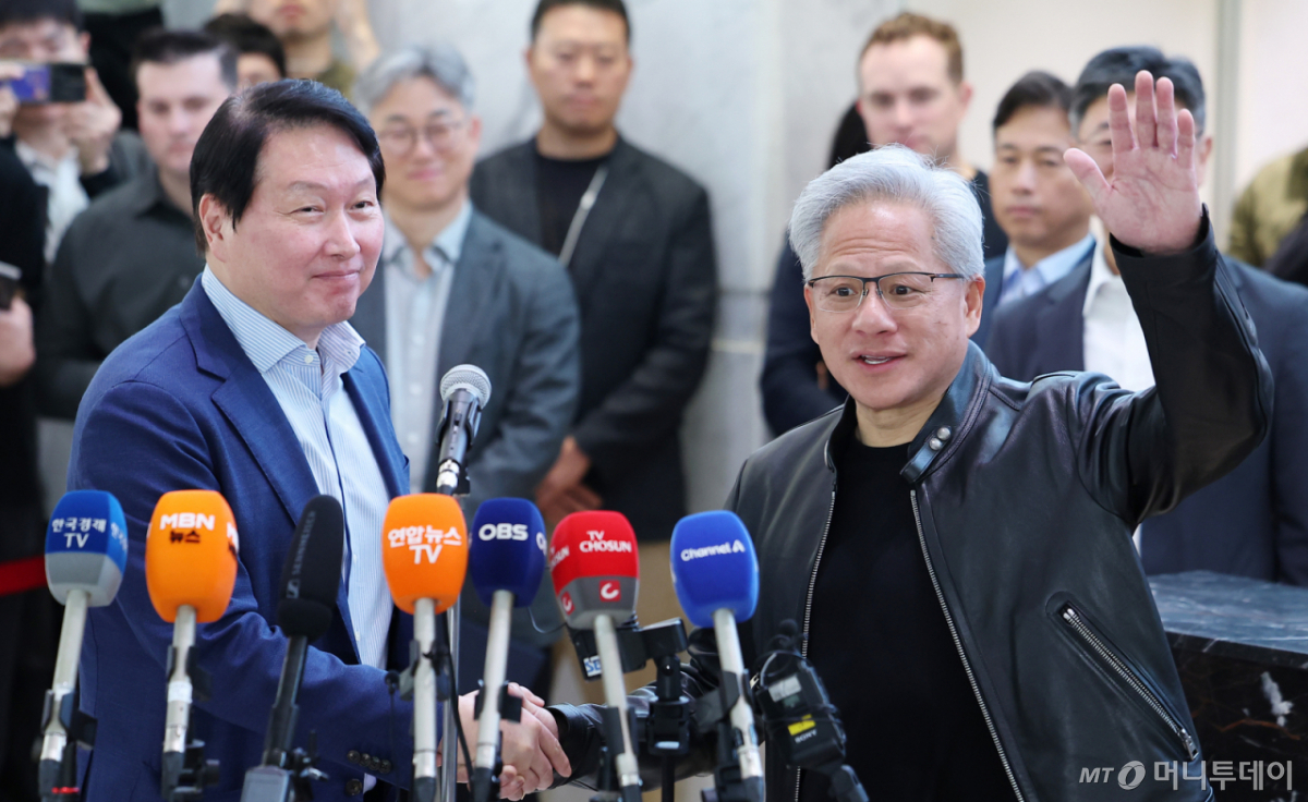 젠슨 황 엔비디아 최고경영자(CEO)와 최태원 SK그룹 회장이 8일 오전 서울 종로구 SK 서린빌딩에서 열린 엔비디아-SK 협력 관련 언론브리핑을 마친 후 악수하고 있다. /사진=뉴스1 /사진=(서울=뉴스1) 김성진 기자