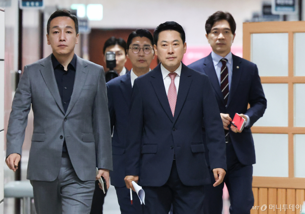 [서울=뉴시스] 김근수 기자 = 장동혁 국민의힘 대표가 8일 오전 서울 여의도 국회에서 최고위원회의에 참석하기 위해 이동하고 있다. 2026.06.08. ks@newsis.com /사진=김근수