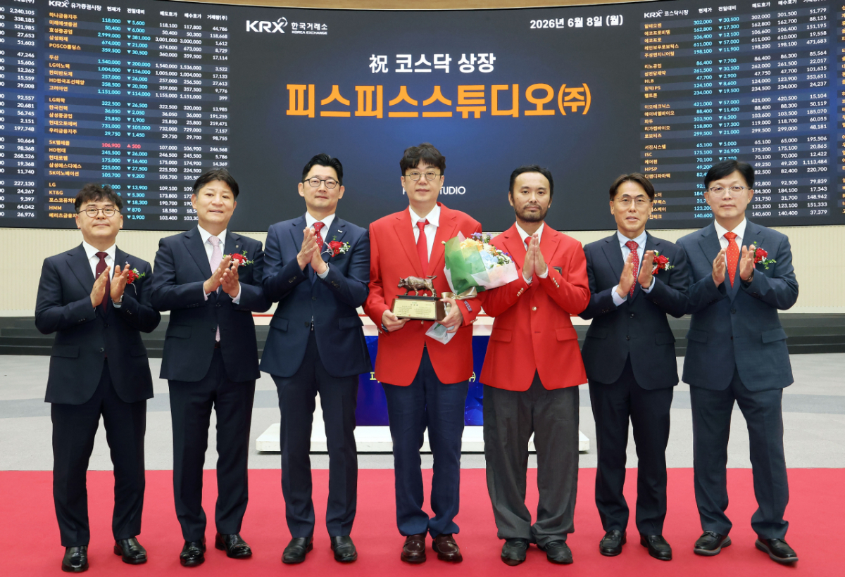 (왼쪽부터)이종민 한국IR협의회 상무, 김형진 NH투자증권 IB사업부 대표, 최지우 한국거래소 코스닥시장본부장보, 서승완 피스피스스튜디오(주) 대표이사, 박화목 피스피스스튜디오(주) 대표이사, 성주완 미래에셋증권 부사장, 안승근 코스닥협회 부회장이 8일 서울 영등포구 여의도 한국거래소에서 진행된 피스피스스튜디오의 코스닥시장 상장기념식에서 기념촬영을 하고 있다. /사진=한국거래소