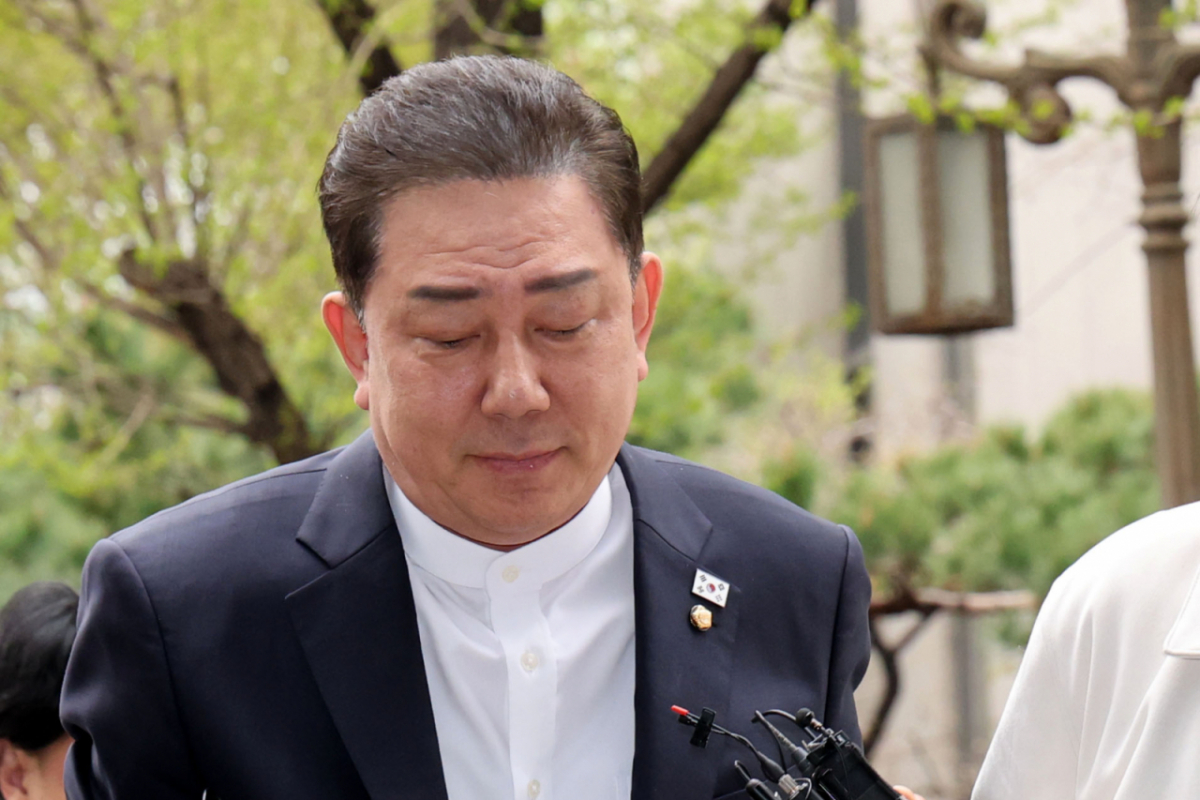 각종 비위 의혹으로 수사를 받고 있는 김병기 무소속 의원이 4월10일 오후 피의자 신분으로 조사를 받기 위해 서울 마포구 서울경찰청 공공범죄수사대에 출석하고 있다./사진=뉴스1.