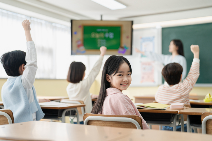 초등학교 2학년 자녀가 수업 중 친구와 화장실을 가지 못하게 했단 이유로 담임 교사를 아동학대로 고소하겠다는 학부모의 사연이 화제다. 사진은 기사 내용과 관련이 없음./사진=게티이미지뱅크.