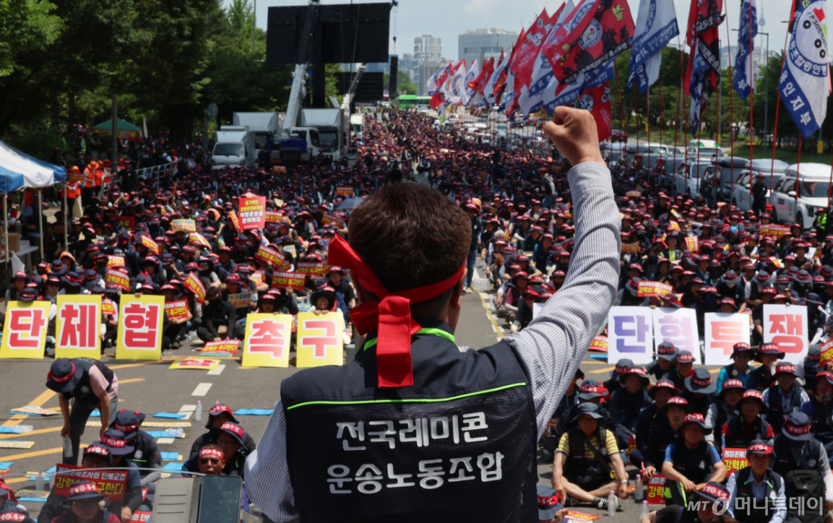 [서울=뉴시스] 조성우 기자 = 전국레미콘운송노동조합 조합원들이 8일 서울 여의대로 인근에서 2026년 단체협상 촉구 및 임단협 쟁취 결의대회에서 구호를 외치고 있다. 2026.06.08. xconfind@newsis.com /사진=조성우