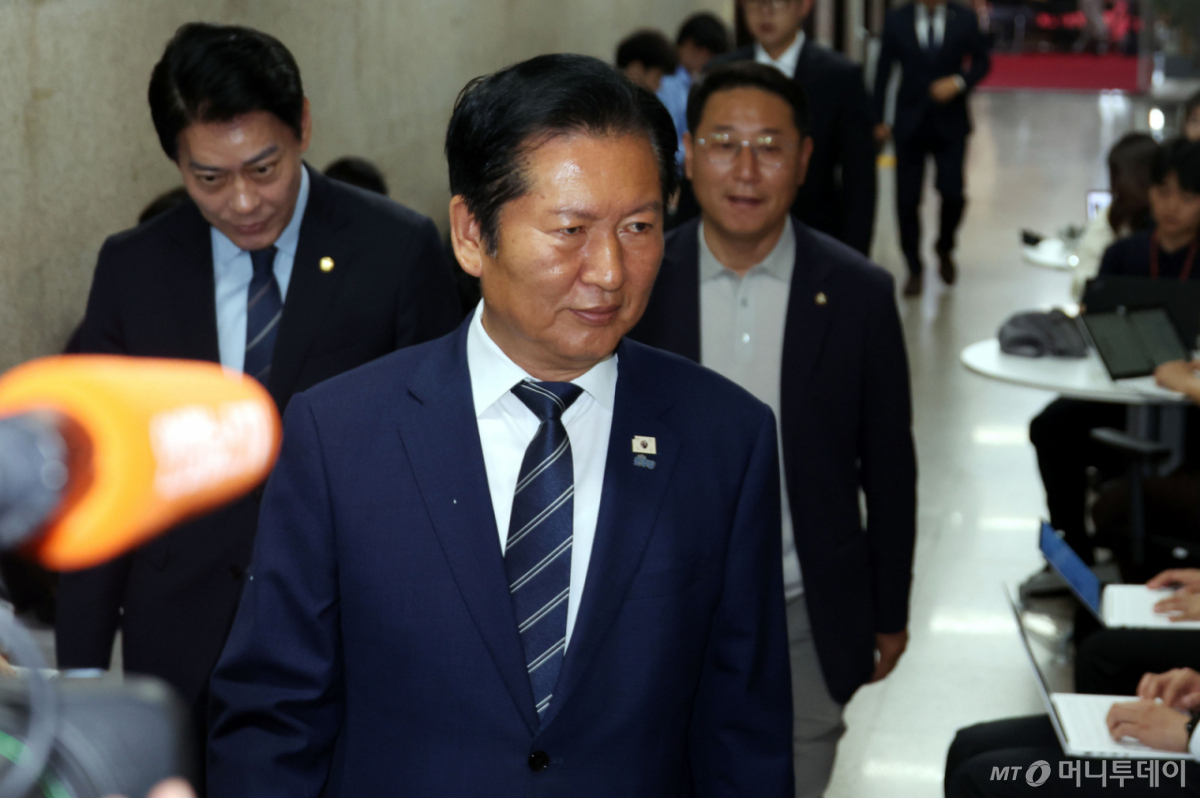 [서울=뉴시스] 조성봉 기자 = 정청래 더불어민주당 대표가 8일 오전 서울 여의도 국회에서 열린 비공개 최고위원회의에 참석하고 있다.  2026.06.08. suncho21@newsis.com /사진=조성봉