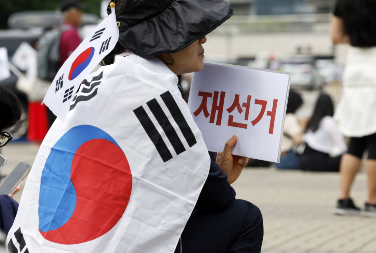 제9회 전국동시지방선거 투표용지 부족 사태에 항의하며 개표소 봉쇄 시위를 이어가는 시민들이 8일 서울 송파구 올림픽공원 핸드볼경기장에 설치된 개표소 앞에서 재선거를 요구하고 있다. /사진=뉴시스.