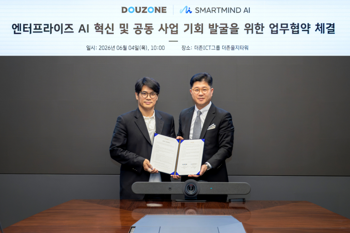 더존비즈온 지용구 대표(오른쪽)와 이상수 스마트마인드AI 대표가 협약식 체결후 기념촬영하고 있다/사진제공=스마트마인드AI