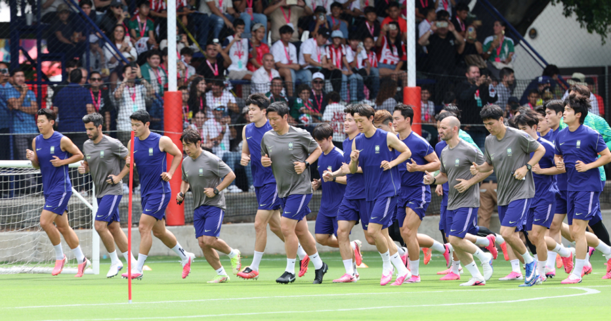 대한민국 축구 국가대표팀이 2026 북중미월드컵을 닷새 앞두고 6일 멕시코 과달라하라 치바스 베르데바예에서 첫 훈련을 진행했다. 손흥민을 비롯한 대표팀 선수들이 러닝 훈련을 하고 있다. 홍명보호는 오는 6월 12일 오전 11시(한국시간) 체코와 운명의 조별리그 1차전, 그리고 일주일 뒤인 19일 오전 10시 개최국 멕시코와 분수령이 될 2차전이 바로 이곳 과달라하라에서 치른다. /사진=김진경 대기자
