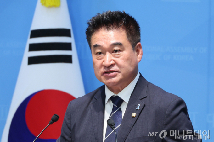 최혁진 무소속 의원이 8일 서울 여의도 국회 소통관에서 더불어민주당 복당 기자회견을 하고 있다./사진=뉴스1