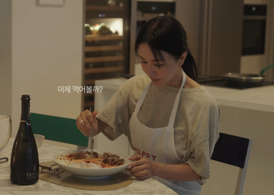 가수 겸 배우 엄정화(56)가 선보인 샐러드 레시피가 눈길을 끌었다. /사진=엄정화 유튜브 영상 캡처