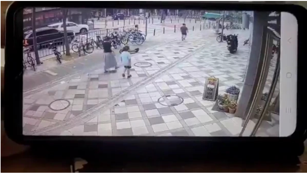 지난 7일 발생한 세종시 버스 사고에서 한 엄마가 기지를 발휘해 아들을 위험에서 구하는 모습이 공개됐다. /사진=보배드림 캡처