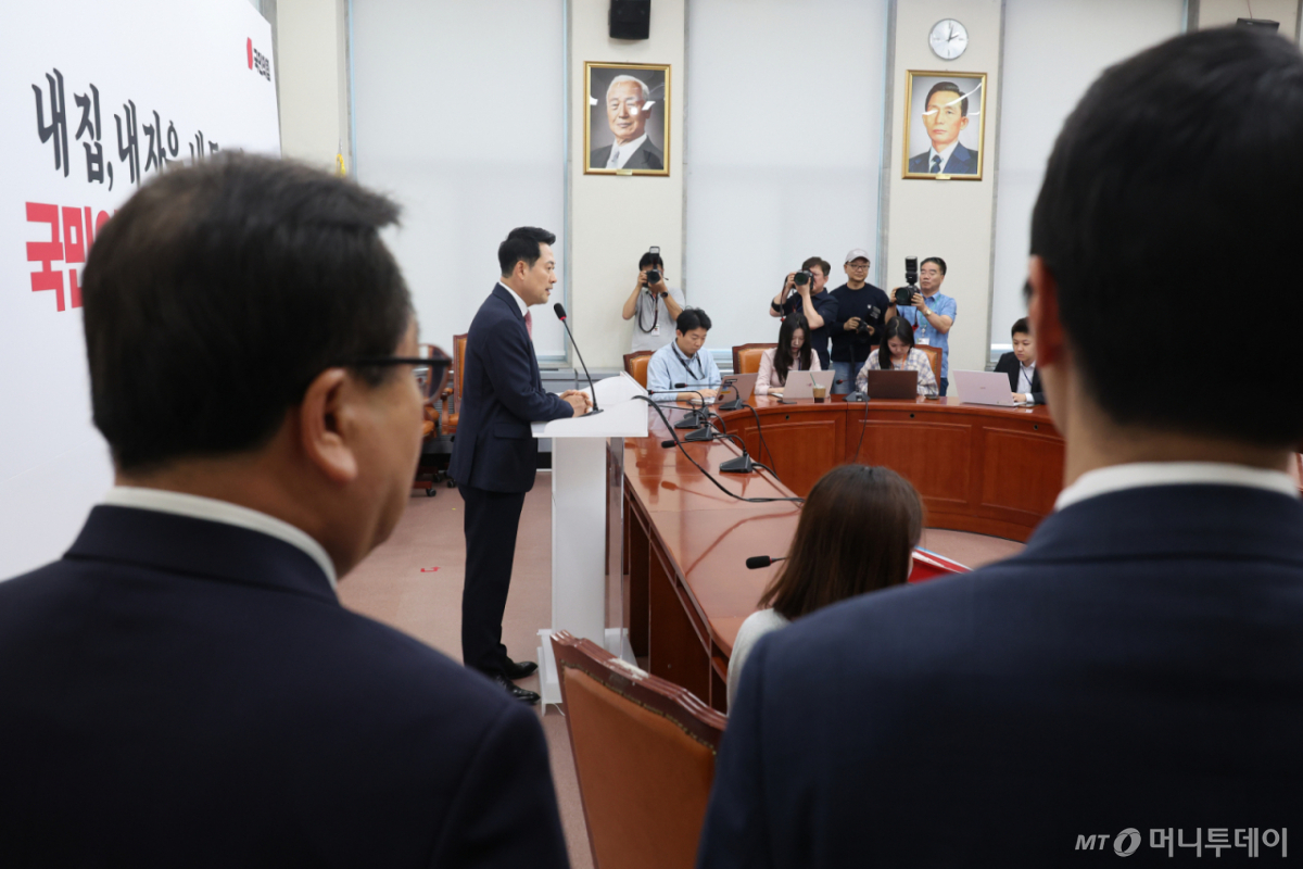(서울=뉴스1) 신웅수 기자 = 장동혁 국민의힘 대표가 8일 서울 여의도 국회에서 이재명 대통령 취임 1주년 기자회견에 대한 입장을 밝히고 있다. 2026.6.8/뉴스1  Copyright © 뉴스1. All rights reserved. 무단 전재 및 재배포,  AI학습 이용 금지. /사진=(서울=뉴스1) 신웅수 기자