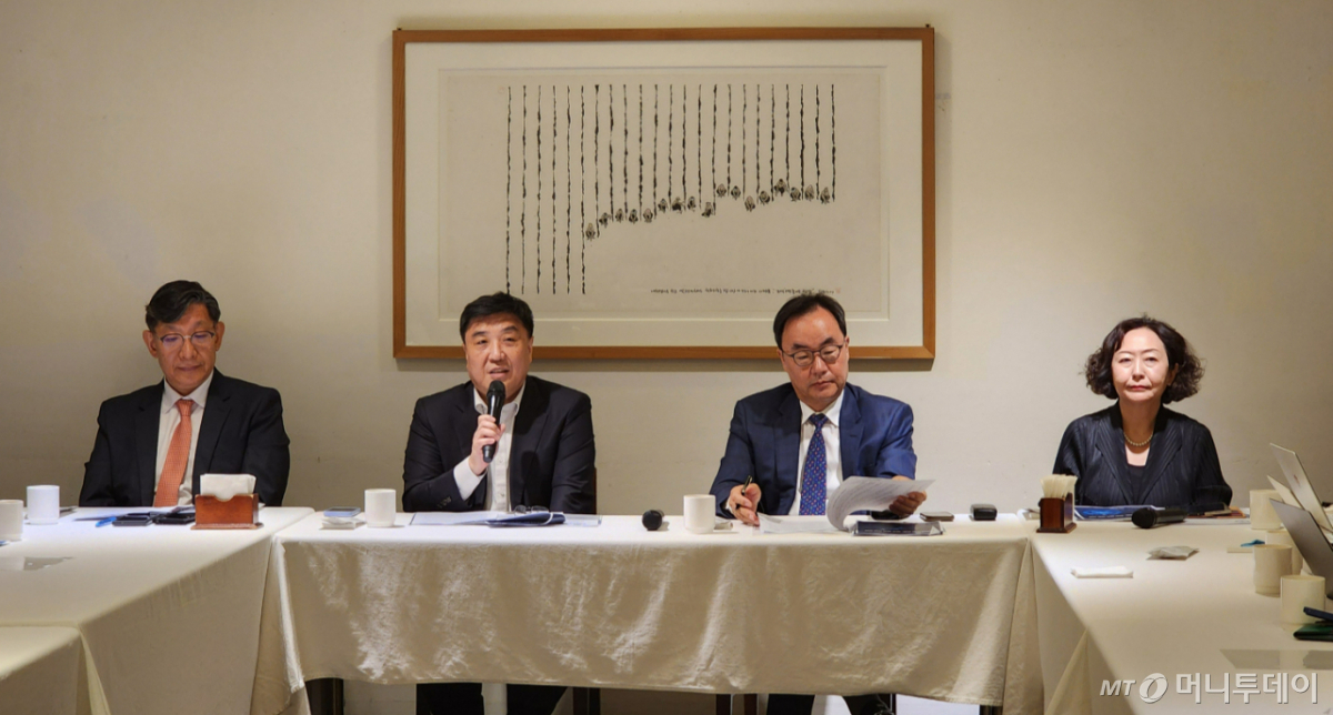 박중신(왼쪽 2번째) 대한의학회 부회장 겸 차기회장이 지난 5월 11일 출범한 전공의 수련교육원의 커리큘럼 방향에 대해 설명하고 있다. /사진=정심교 기자