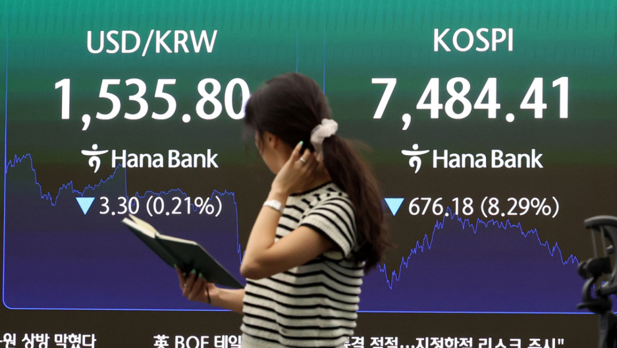 코스피가 전 거래일(8160.59)보다 676.18포인트(8.29%) 내린 7484.41에 마감한 8일 오후 서울 중구 하나은행 딜링룸 전광판에 종가가 표시되어 있다./사진제공=뉴시스