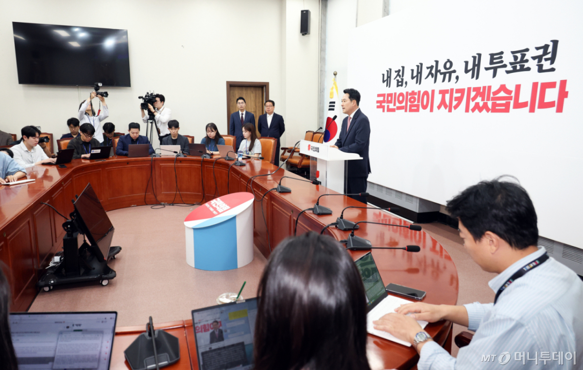 [서울=뉴시스] 최진석 기자 = 장동혁 국민의힘 대표가 8일 국회에서 현안 관련 기자회견을 하고 있다. 2026.06.08. myjs@newsis.com /사진=최진석