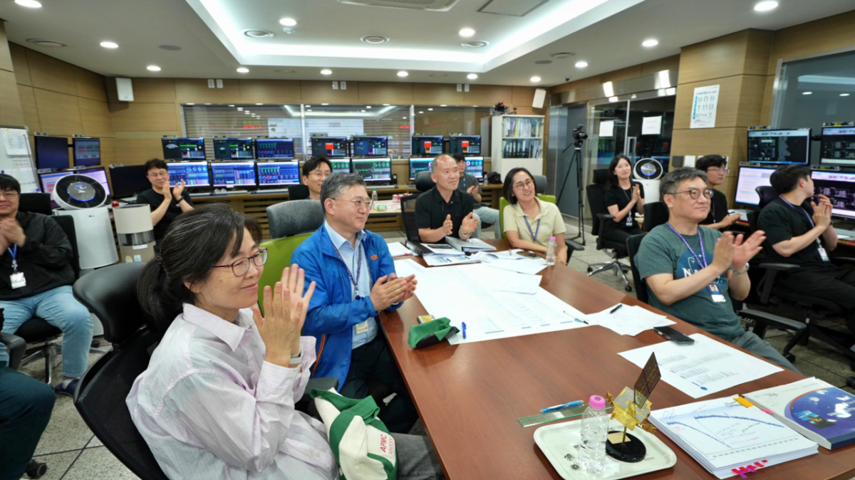 8일 오전 대전에 위치한 한국항공우주연구원 정지궤도위성관제실에서 연구원들이 폐기기동 완료 후 박수를 치고 있다. /사진=한국항공우주연구원