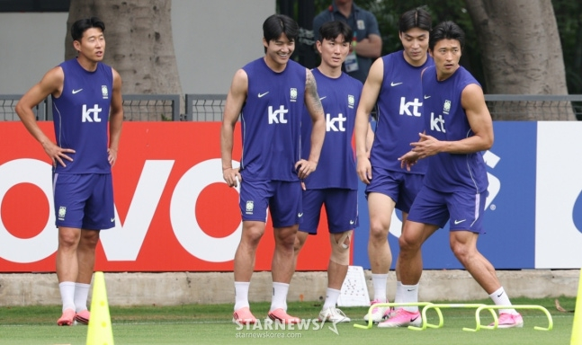 대한민국 축구 국가대표팀이 2026 북중미월드컵을 앞두고 7일 멕시코 과달라하라 치바스 베르데바예에서 훈련을 진행했다. 조규성을 비롯한 선수들이 훈련을 하고 있다. /사진=김진경 대기자.